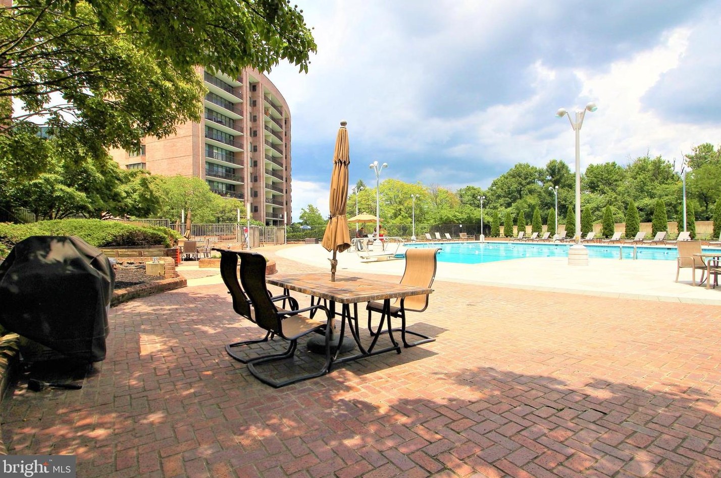 1805 Crystal Dr, Arlington VA  22202-4400 exterior
