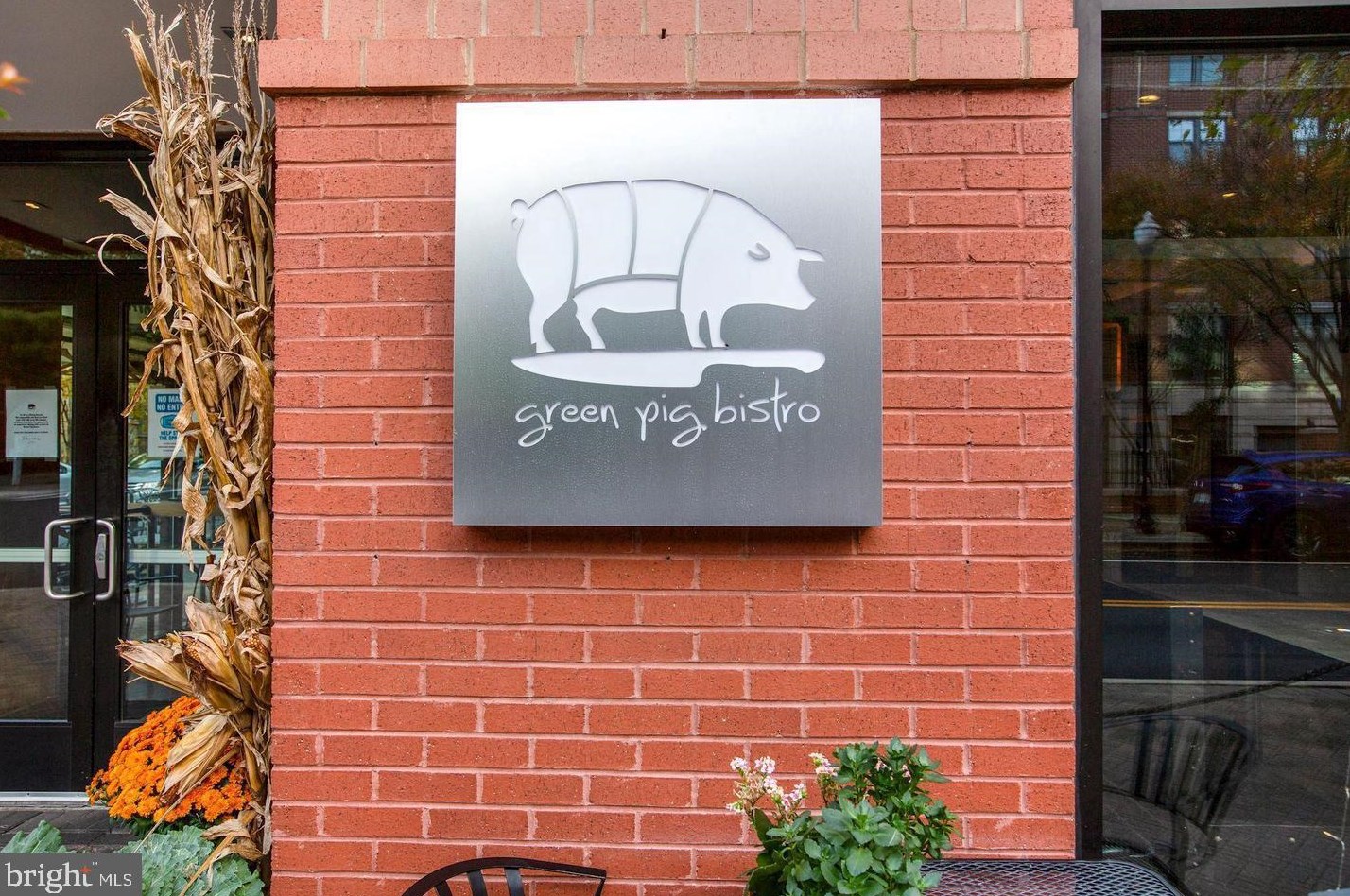 131 Irving St, Arlington VA 22201-1060 exterior