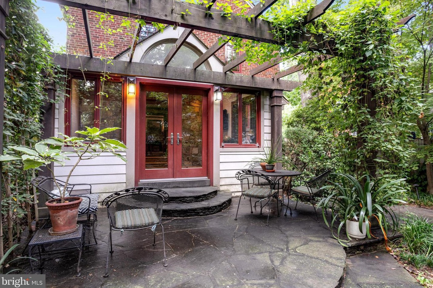 131 Irving St, Arlington VA 22201-1060 exterior