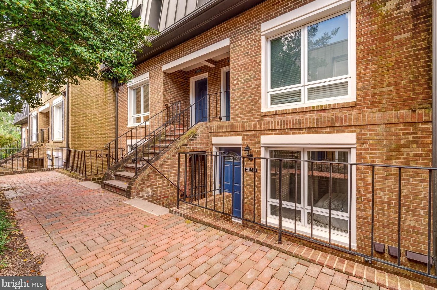 2113 Monroe St, Arlington, VA 22207-3859