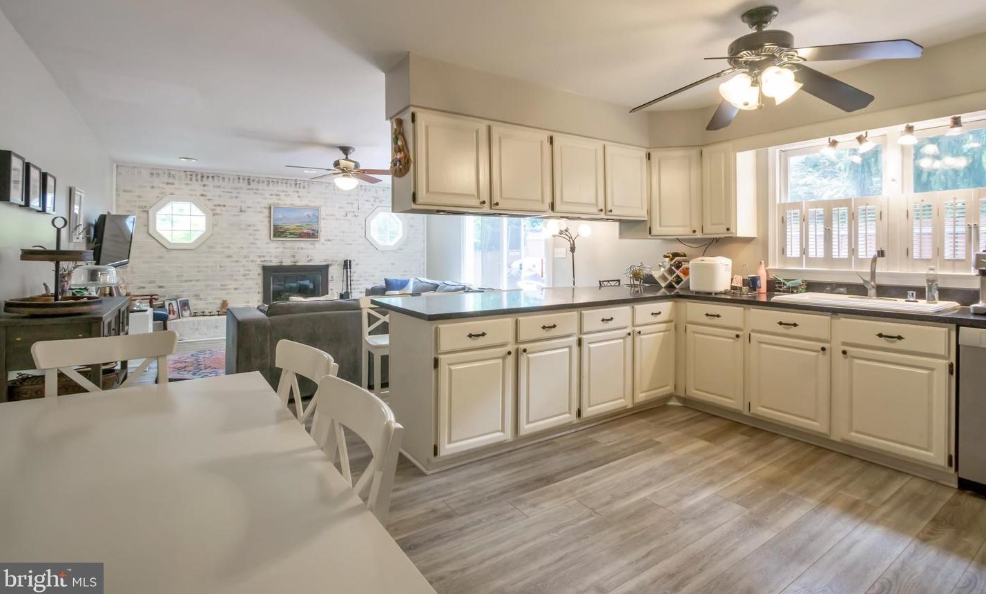 911 Irving St, Arlington, VA 22201-2201