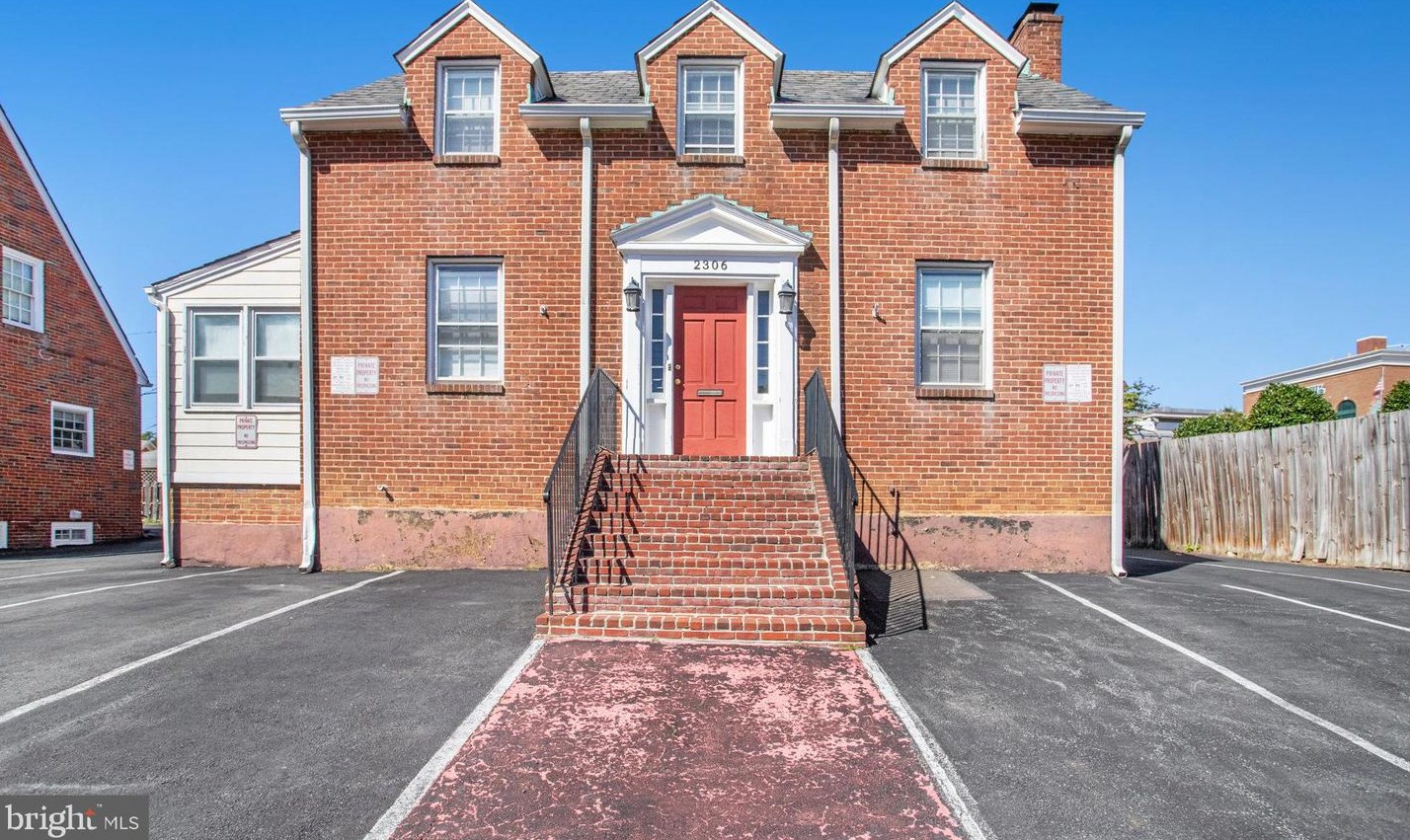 2306 S Eads St, Arlington, VA 22202