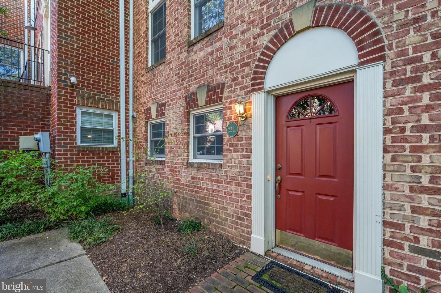 2311 Greenbrier Ct, Arlington, VA 22207-1668