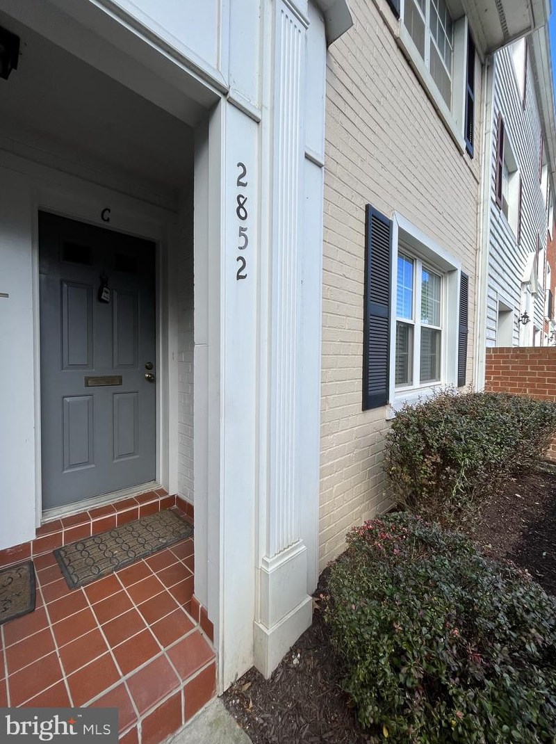 2852 Wakefield St, Arlington, VA 22206-1197