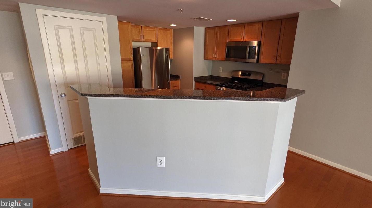 2220 Fairfax Dr #806, Arlington, VA 22201