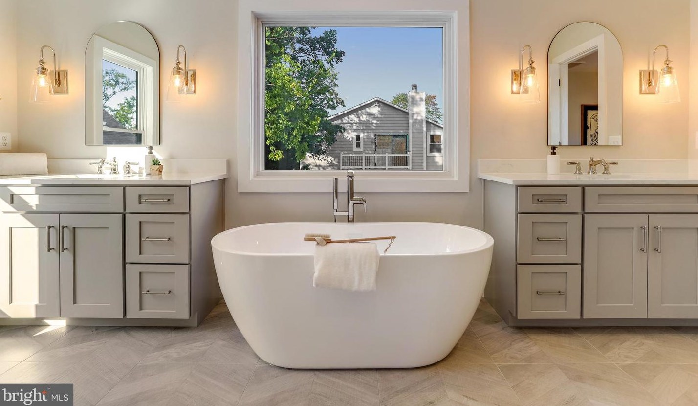 812 Edgewood St, Arlington VA  22201-1935 exterior