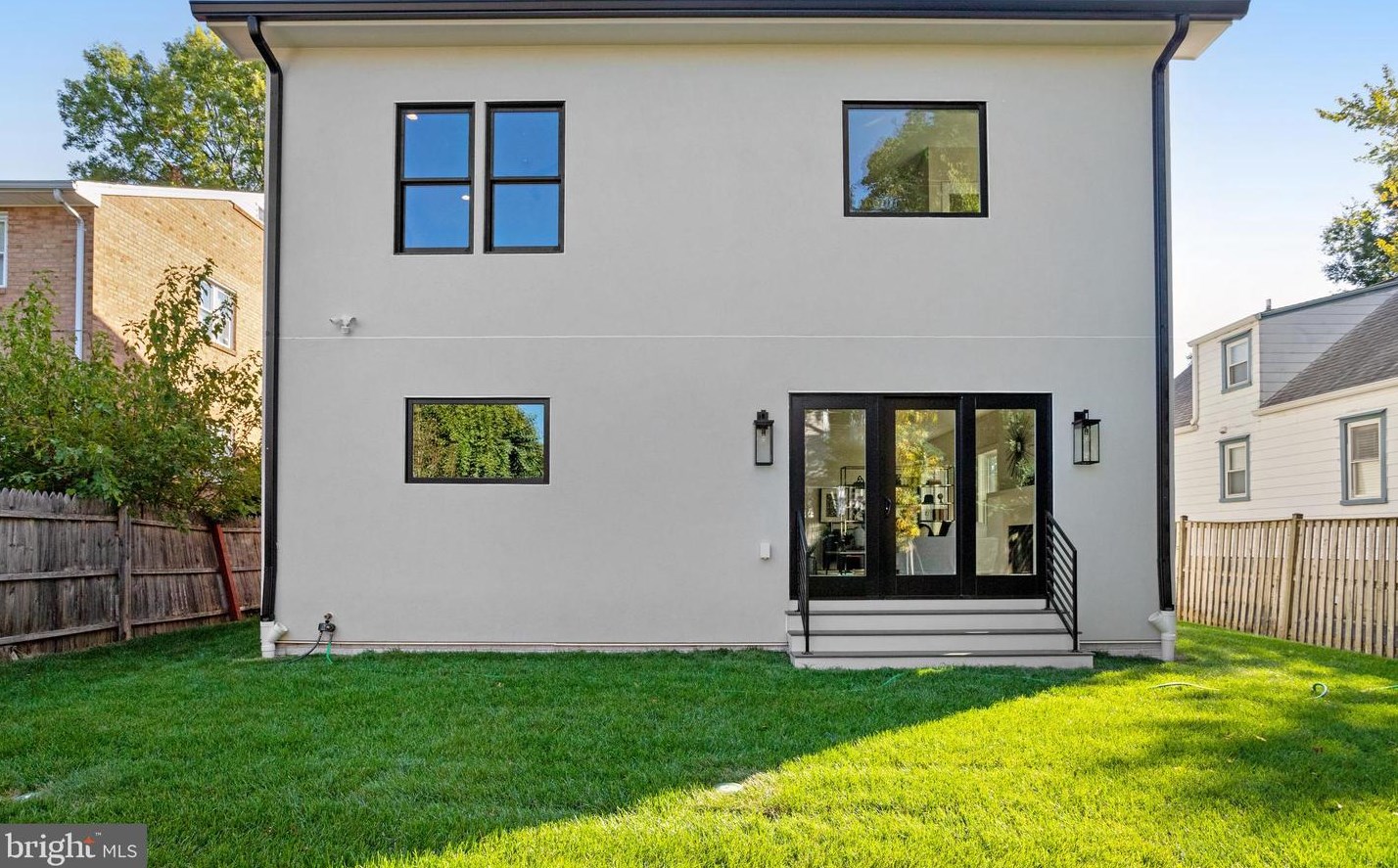 812 Edgewood St, Arlington VA  22201-1935 exterior