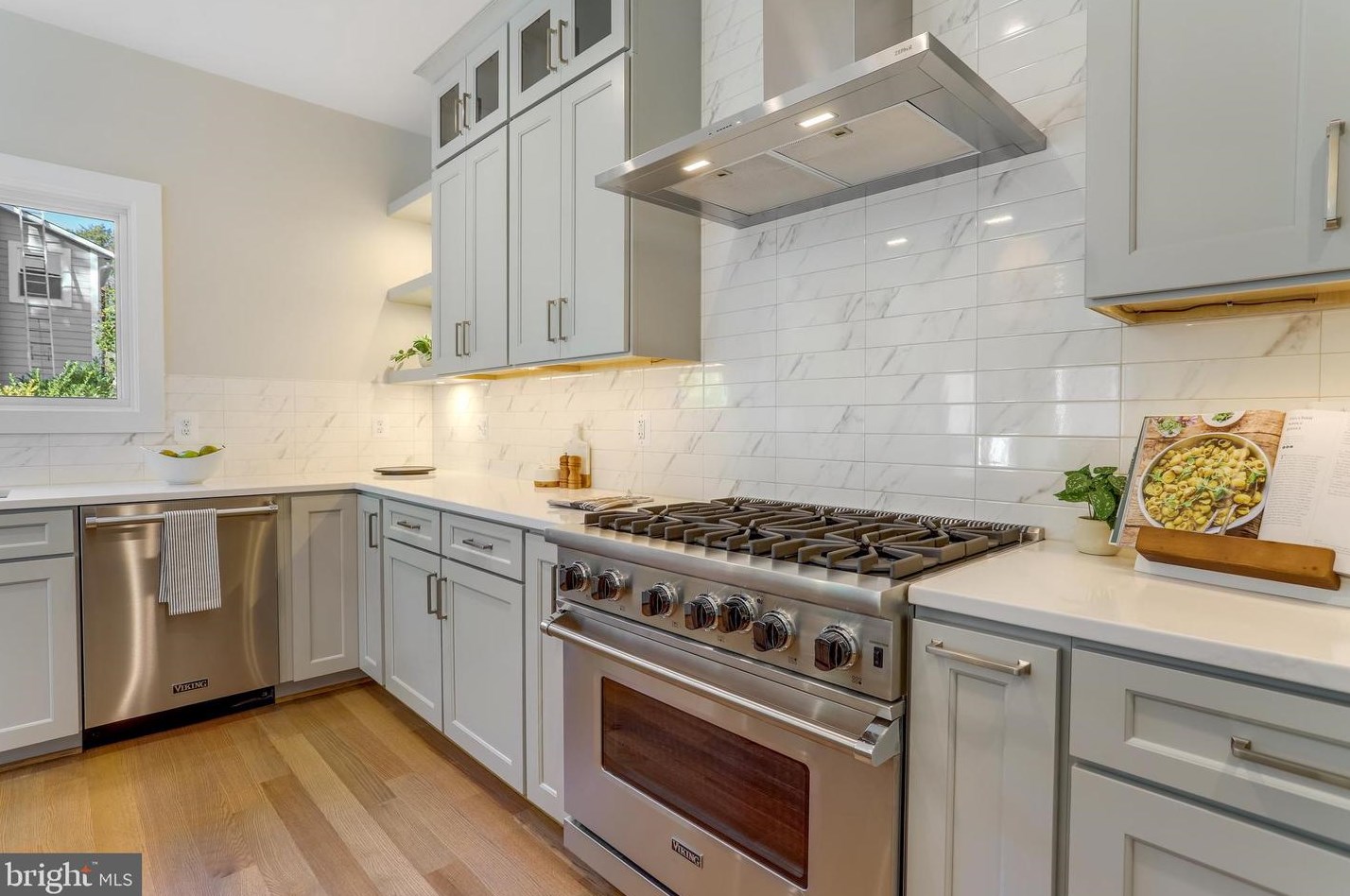 812 Edgewood St, Arlington VA  22201-1935 exterior