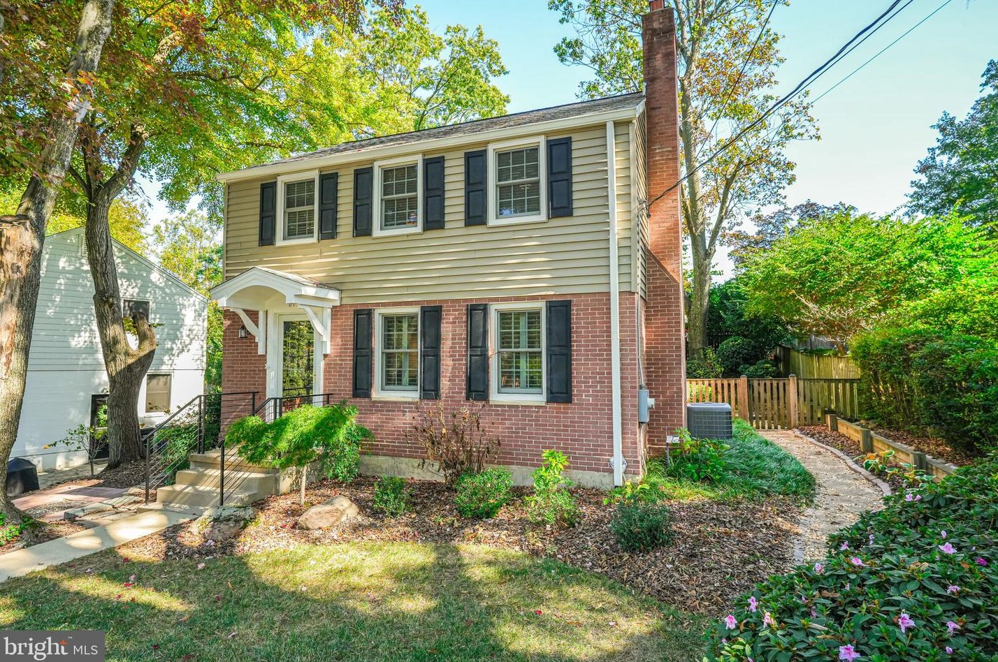875 Lebanon St, Arlington, VA 22205-1431