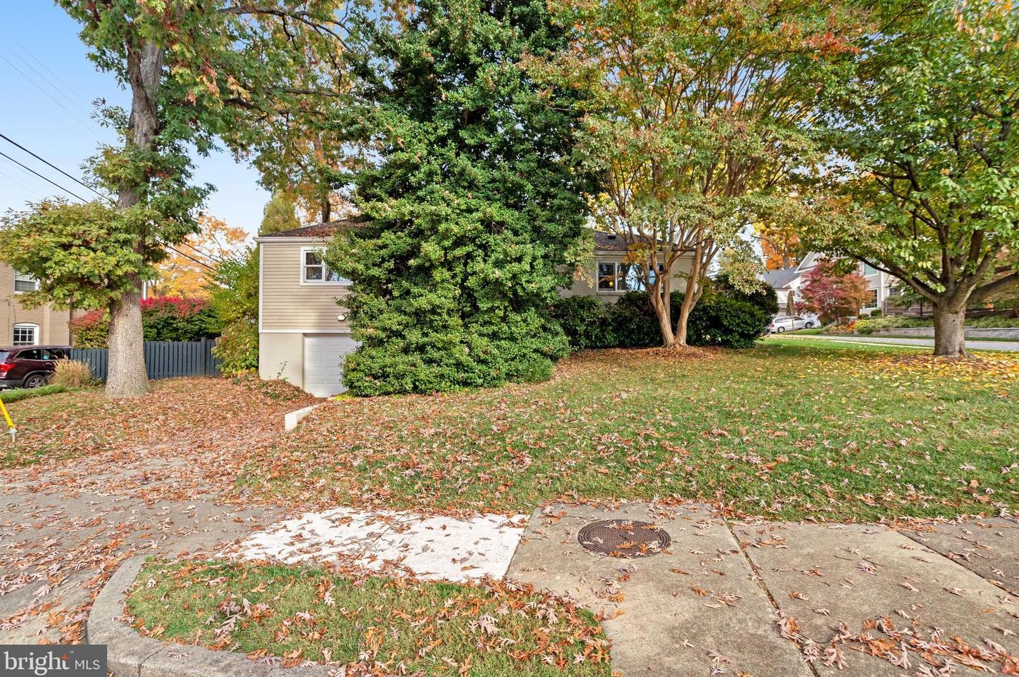 2700 Dinwiddie St, Arlington VA  22207-2727 exterior