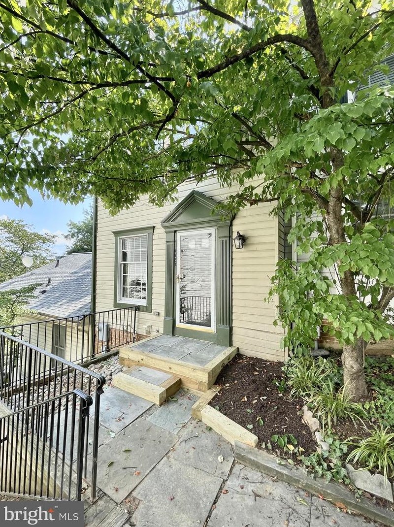 5028 9th St S, Arlington, VA 22204