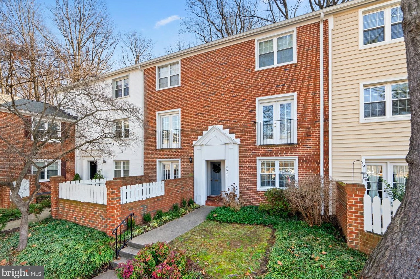 2627 Walter Reed Dr, Arlington, VA 22206-1227