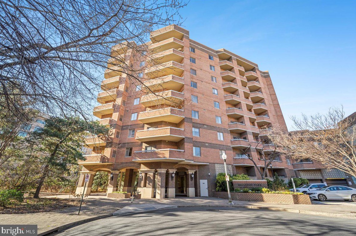 1050 Stuart St, Arlington VA  22201-4716 exterior