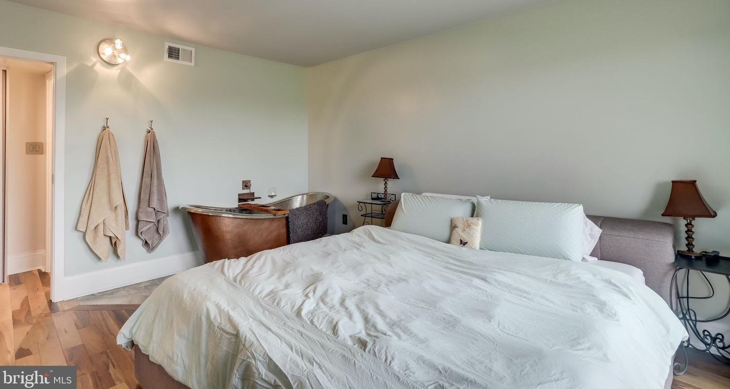 1300 Army Navy Dr, Arlington VA  22202-2054 exterior