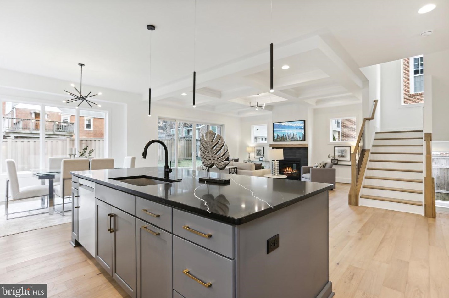 817 Woodrow St, Arlington VA  22203-1522 exterior