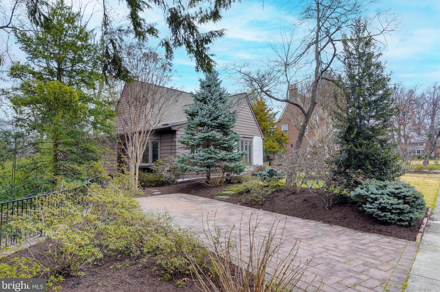 2506 Lynn St, Arlington VA  22202-2261 exterior