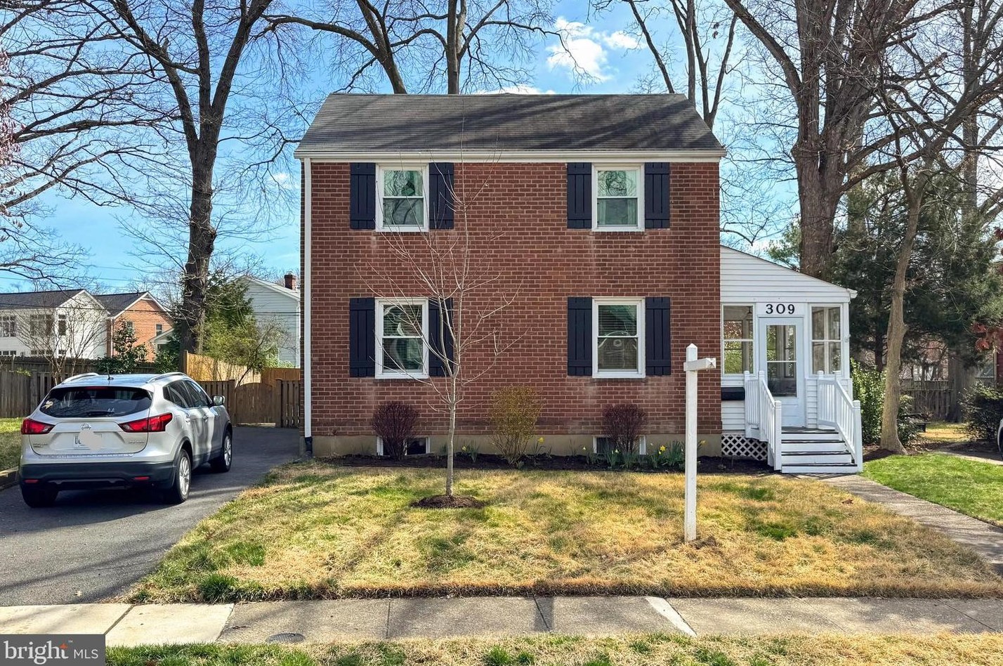 309 Greenbrier St, Arlington, VA 22203-1327