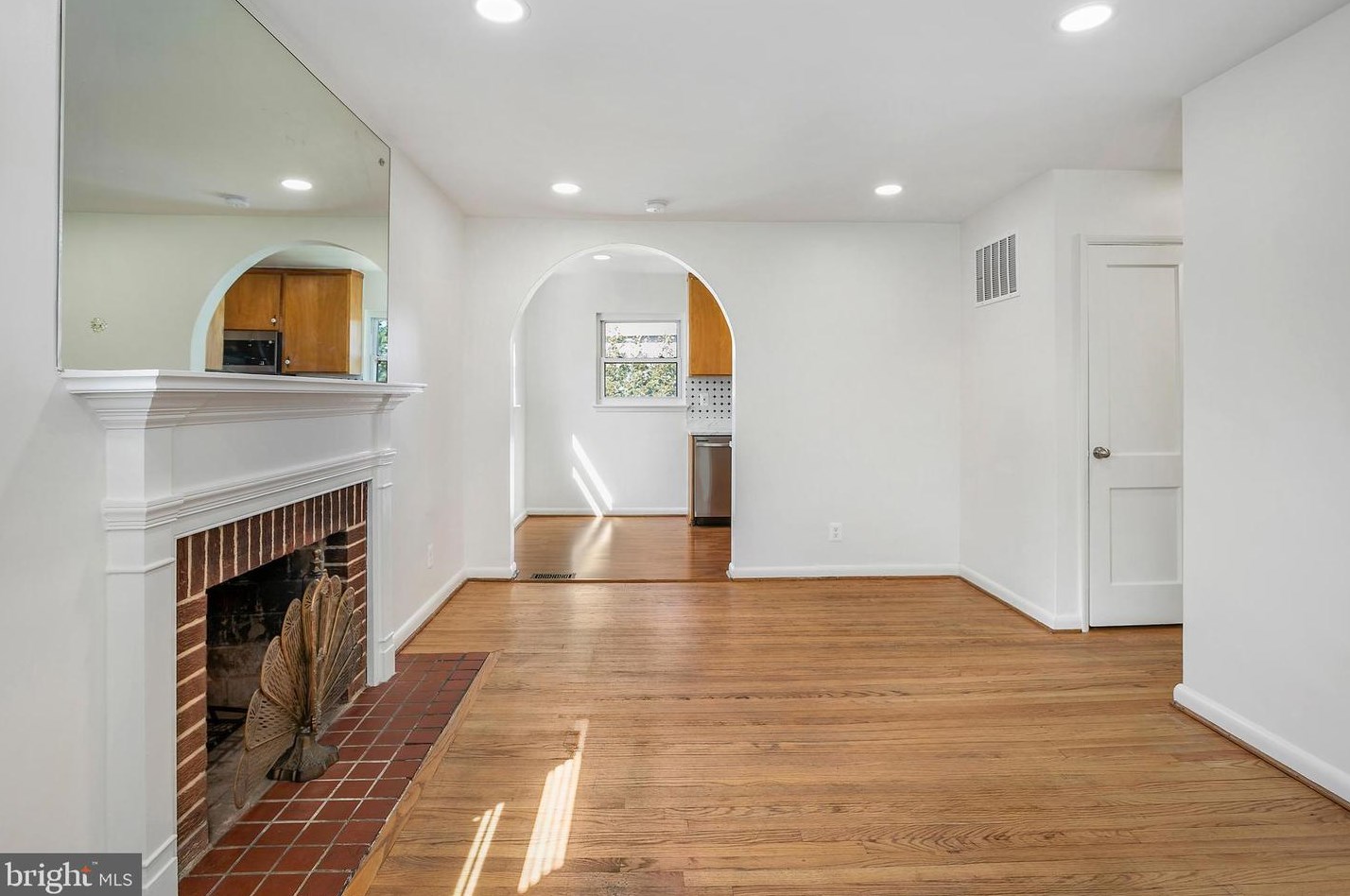2134 Patrick Henry Dr, Arlington, VA 22205