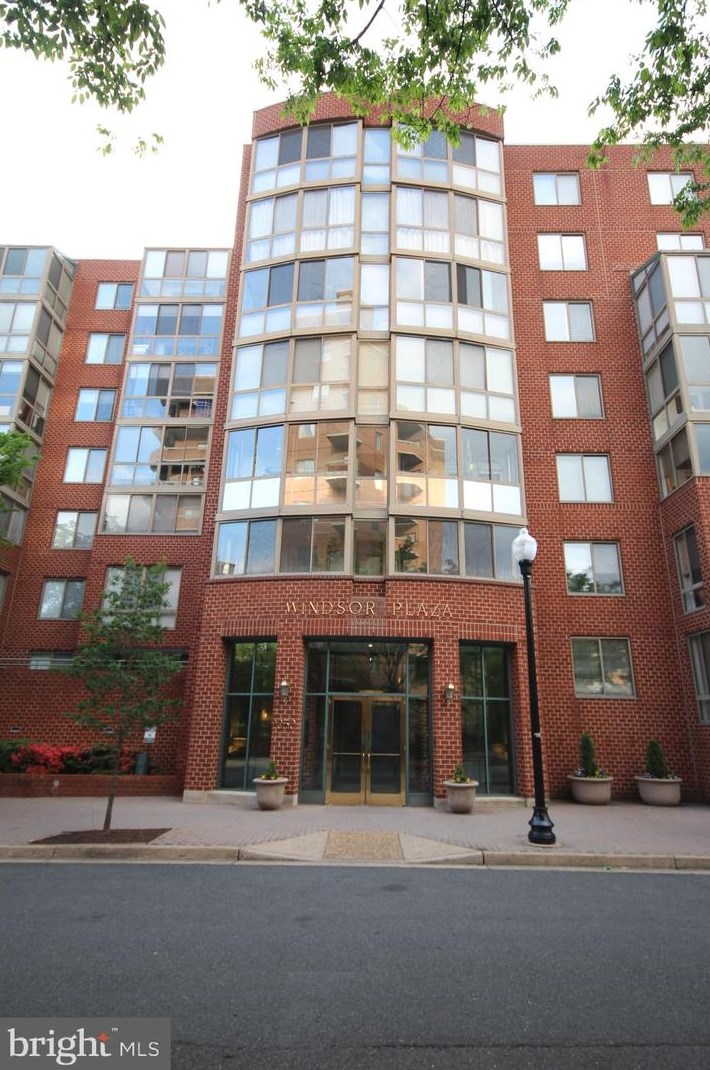 1050 Taylor St, Arlington, VA 22201-4706
