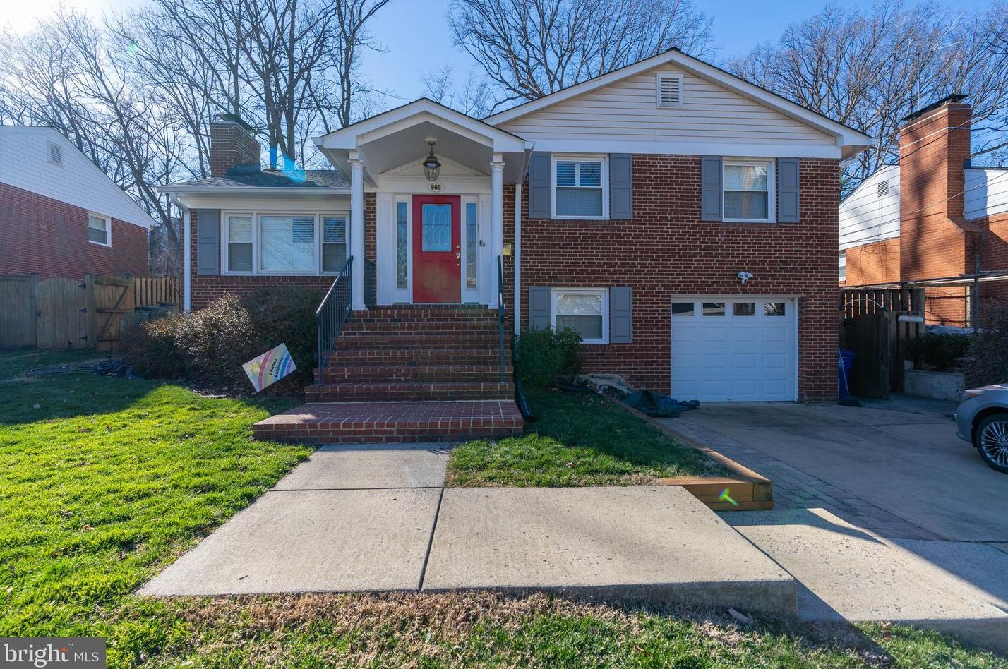 968 Rochester St, Arlington, VA 22205-1525