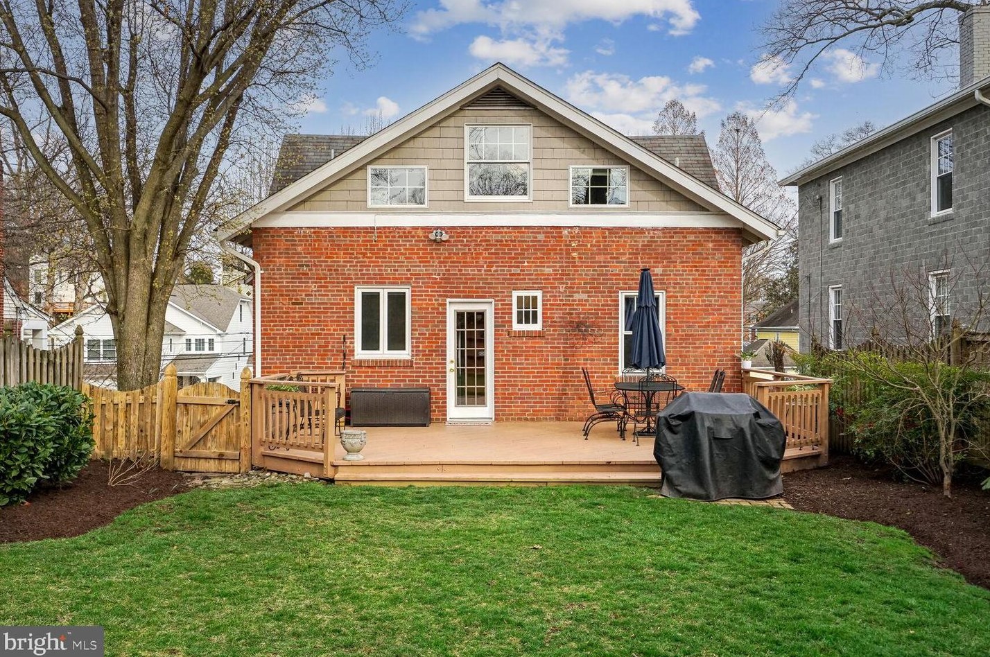 1706 Taylor St, Arlington VA 22204-4073 exterior