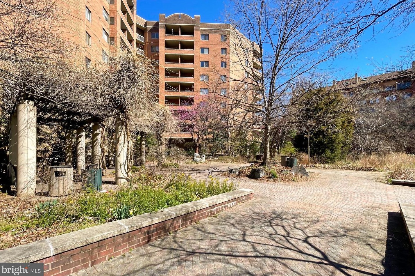 1050 Stuart St, Arlington VA  22201-4716 exterior