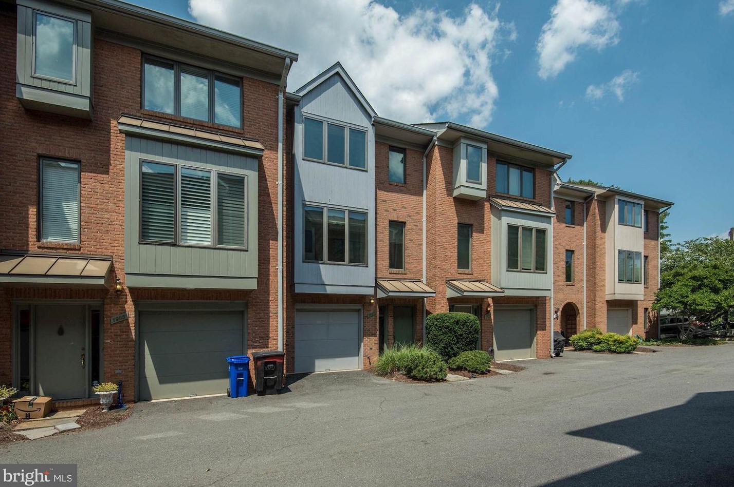 1987 N Adams St, Arlington, VA 22201