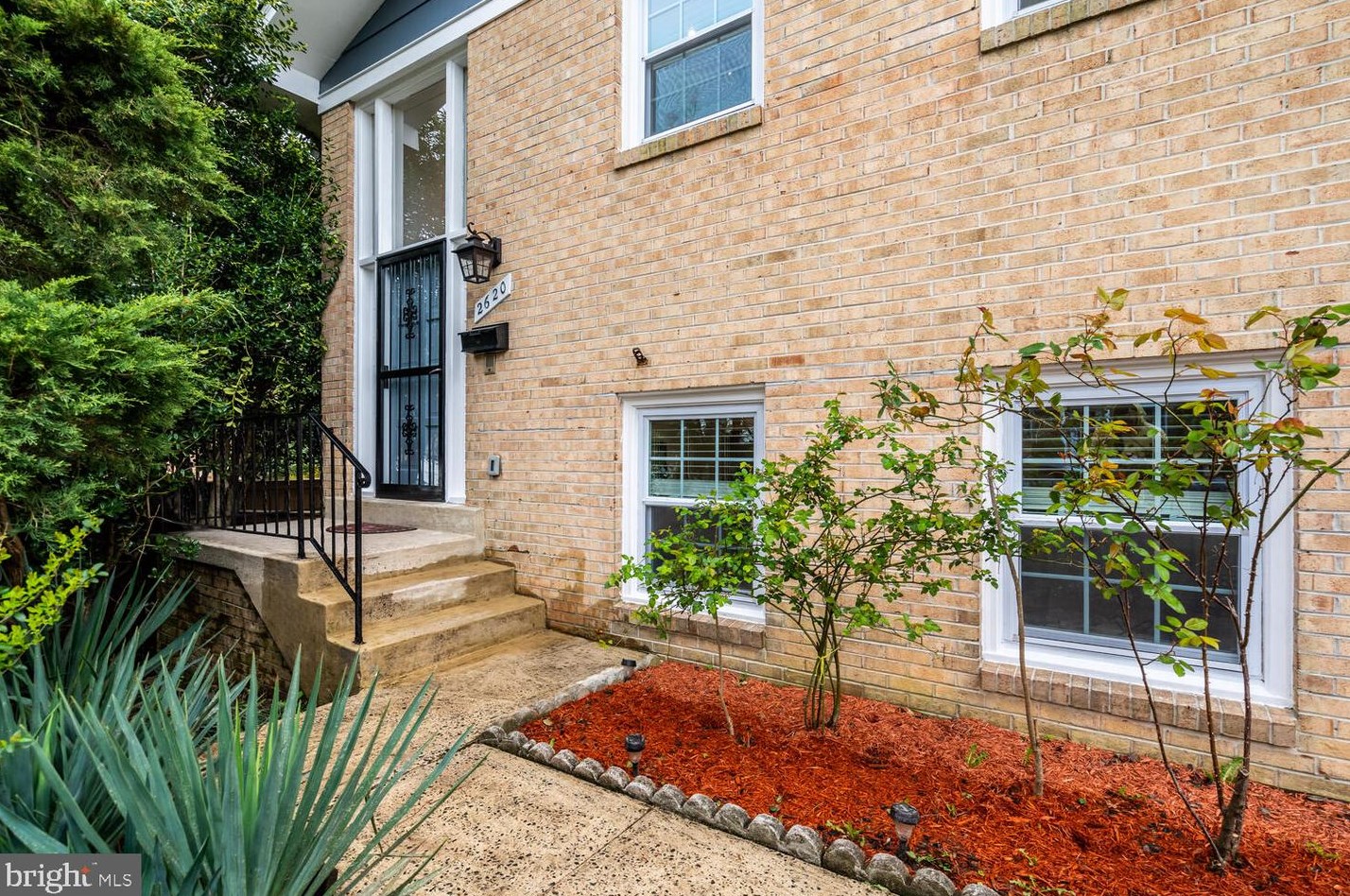 2620 12th St S, Arlington, VA 22204