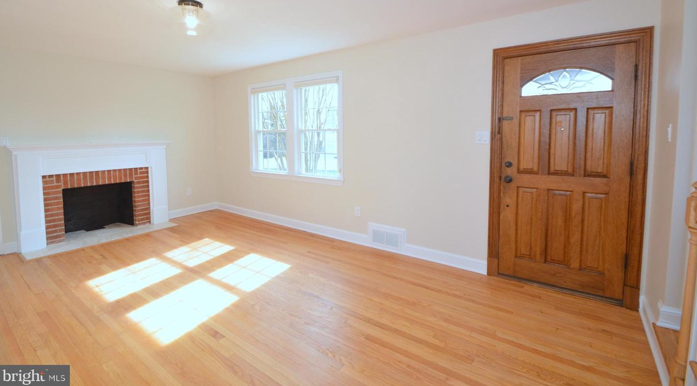 2441 Mckinley St, Arlington VA  22207-1200 exterior