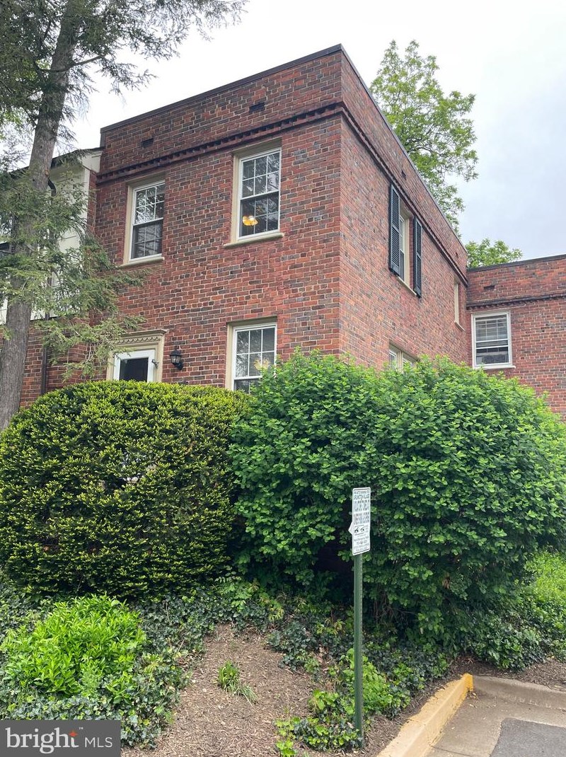 1401 S Barton St #216, Arlington, VA 22204