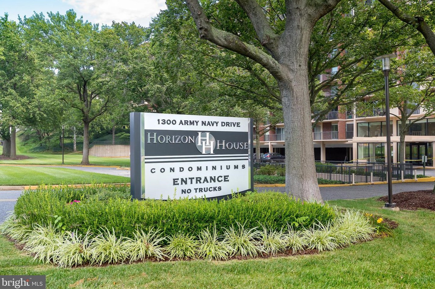 1300 Army Navy Dr #413, Arlington, VA 22202