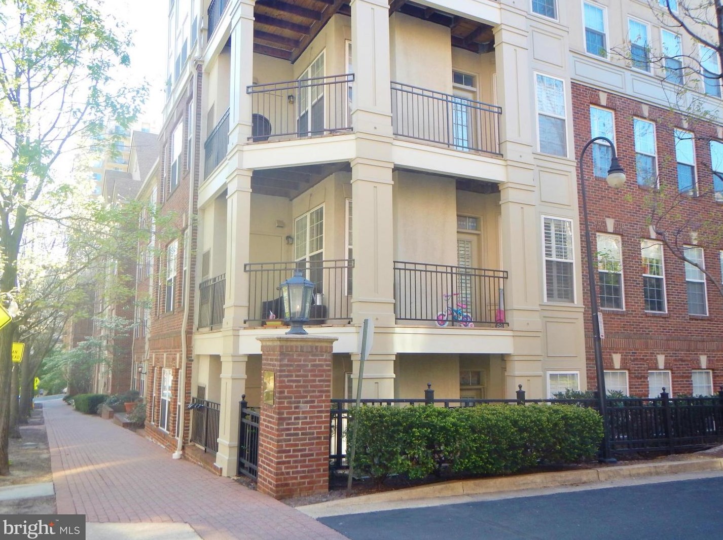 2330 14th St N #202, Arlington, VA 22201