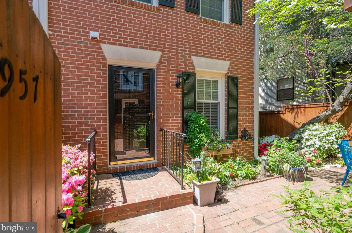 1957 Calvert St, Arlington, VA 22201-4104
