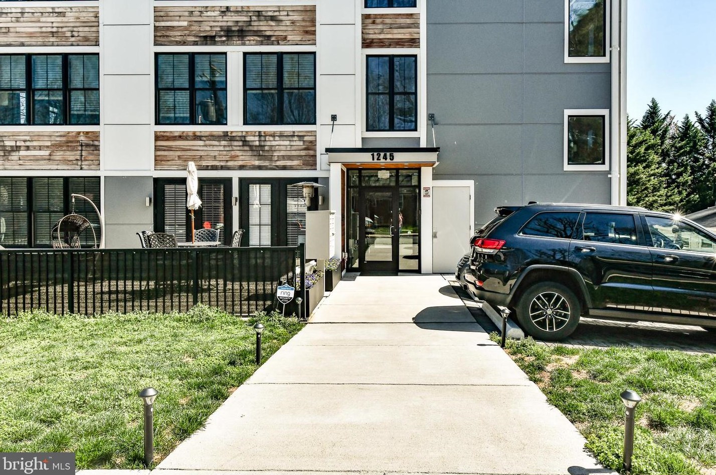 1245 Pierce St, Arlington VA  22204-4727 exterior