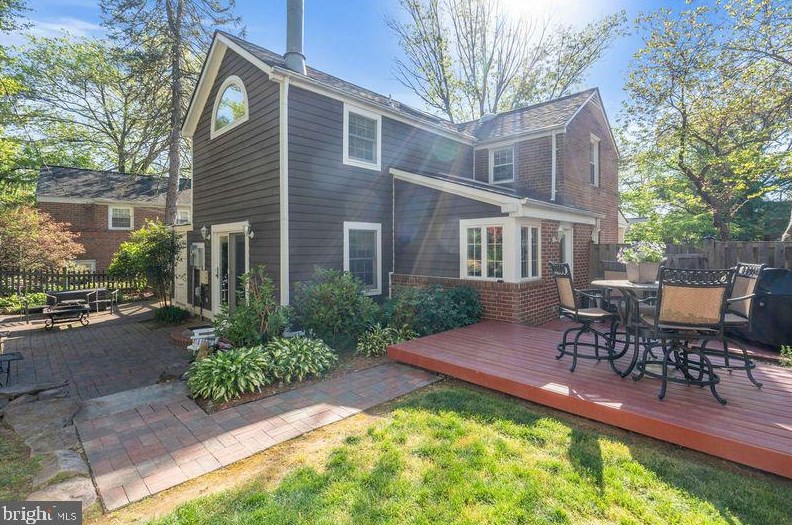 1215 Livingston St, Arlington, VA 22205-2320