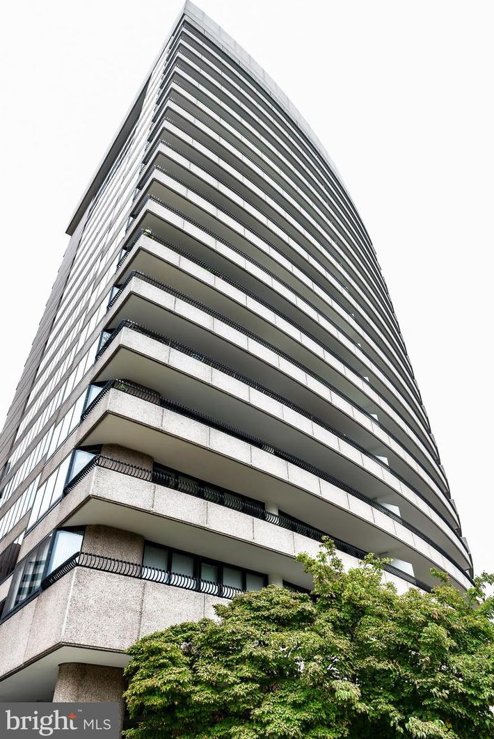 1200 Crystal Dr, Arlington VA  22202-4320 exterior