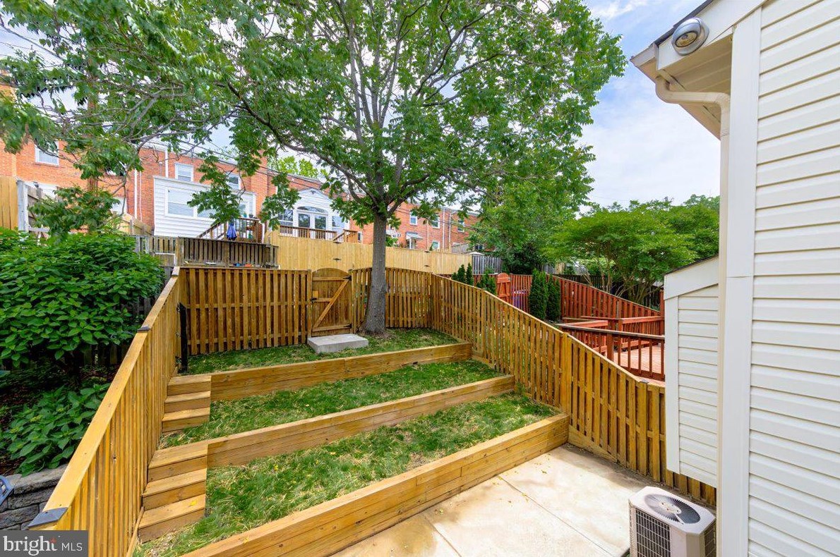 2007 Buchanan Ct, Arlington VA  22207-2096 exterior