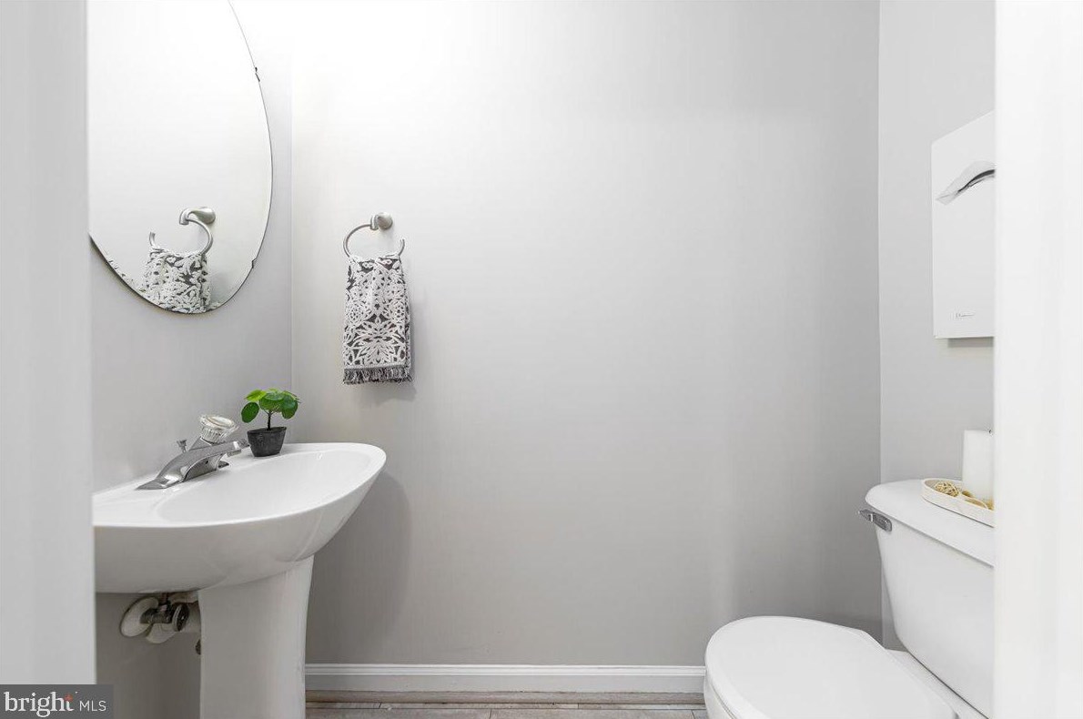 2007 Buchanan Ct, Arlington VA  22207-2096 exterior