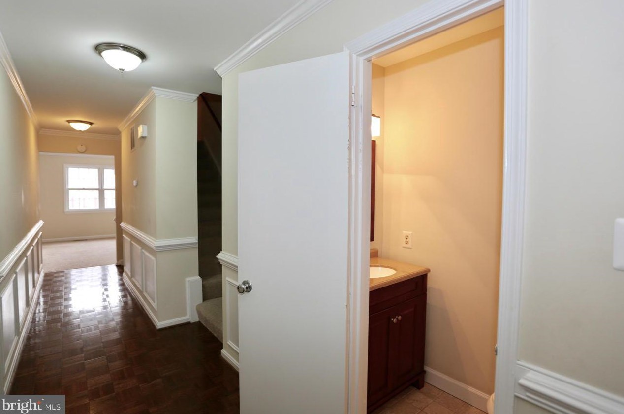 2215 N Somerset St, Arlington, VA 22205