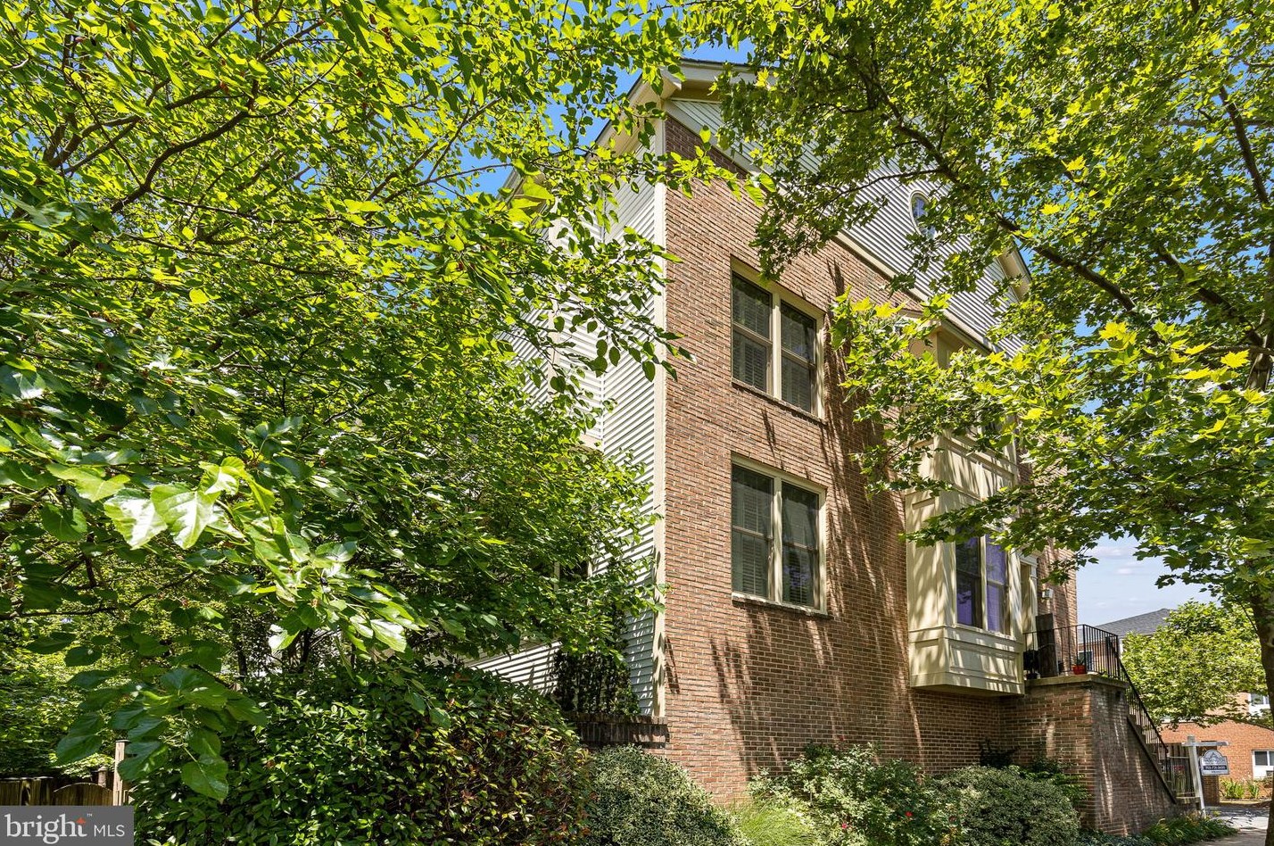 1932 Daniel St, Arlington VA  22201-4110 exterior