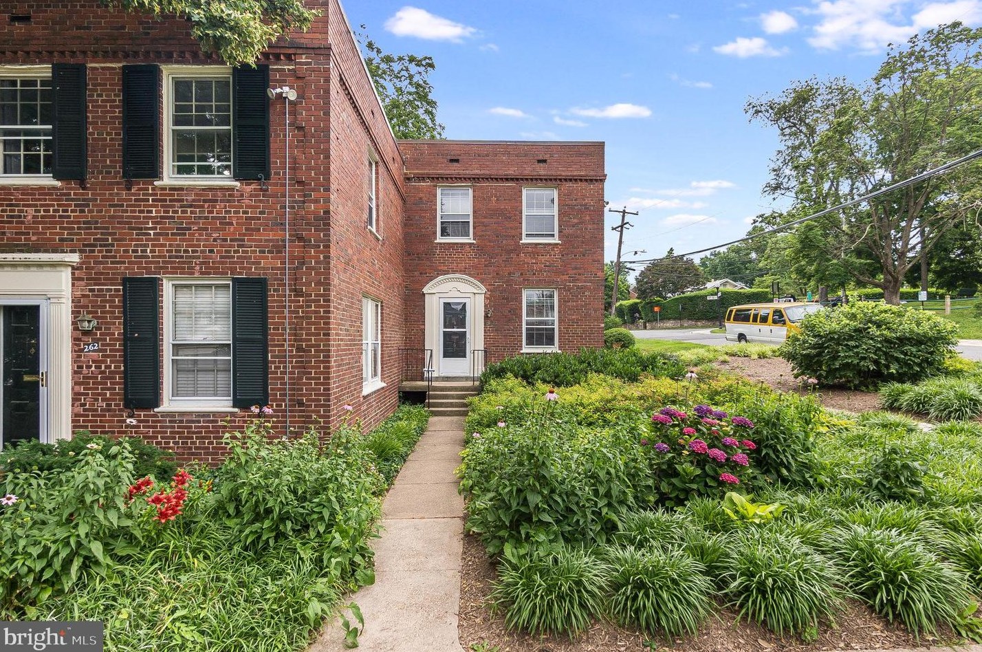 1020 Barton St, Arlington, VA 22204-0810