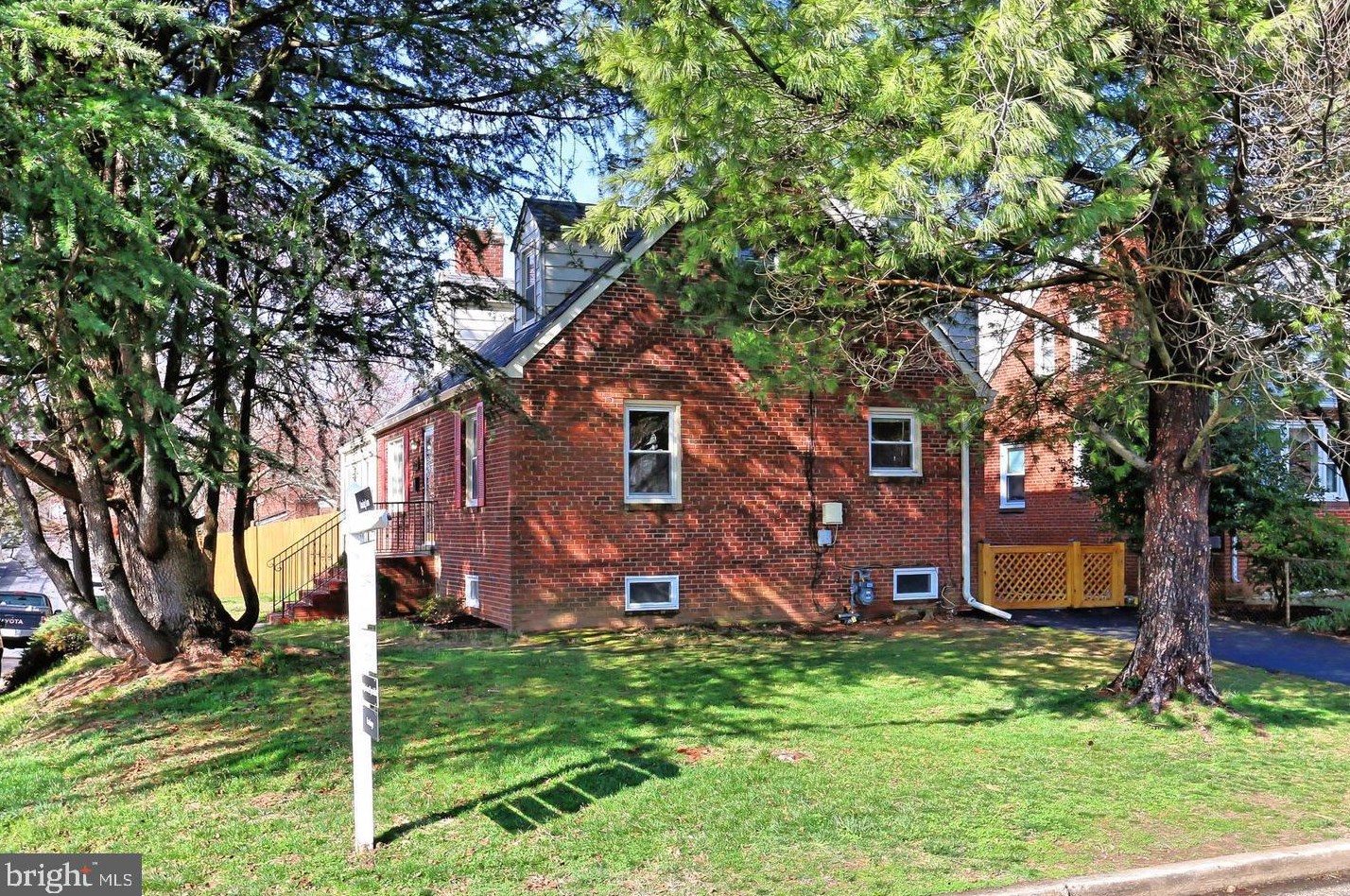 828 Wakefield St, Arlington VA  22203-1517 exterior