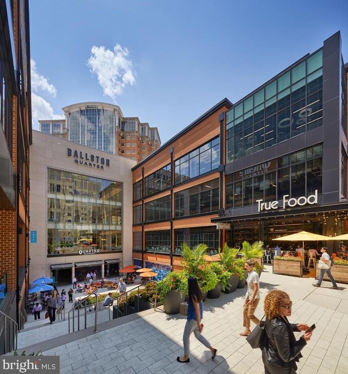 1140 Vernon St, Arlington VA  22201-5756 exterior