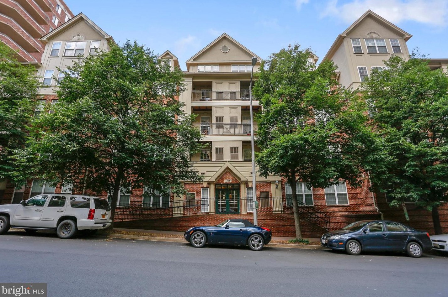 2310 14th St N #102, Arlington, VA 22201