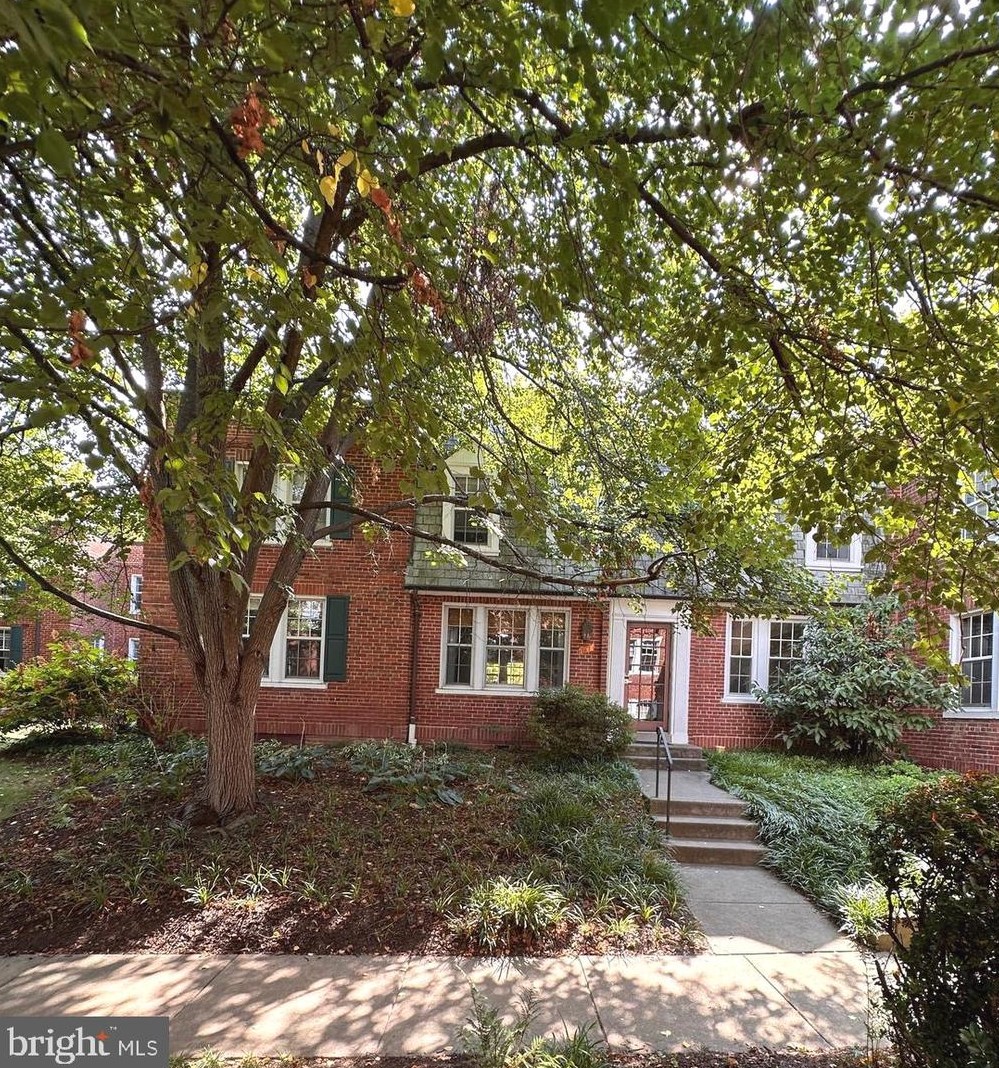 1748 Rhodes St, Arlington VA  22201-3112 exterior