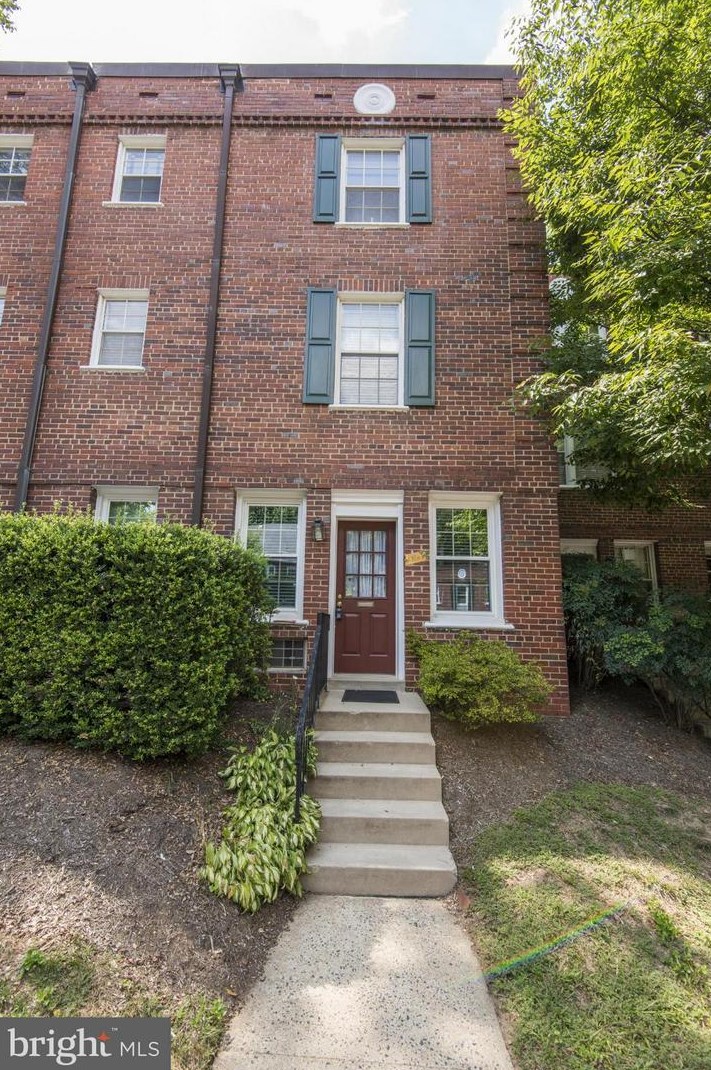 1910 Rhodes St, Arlington VA  22201-3105 exterior