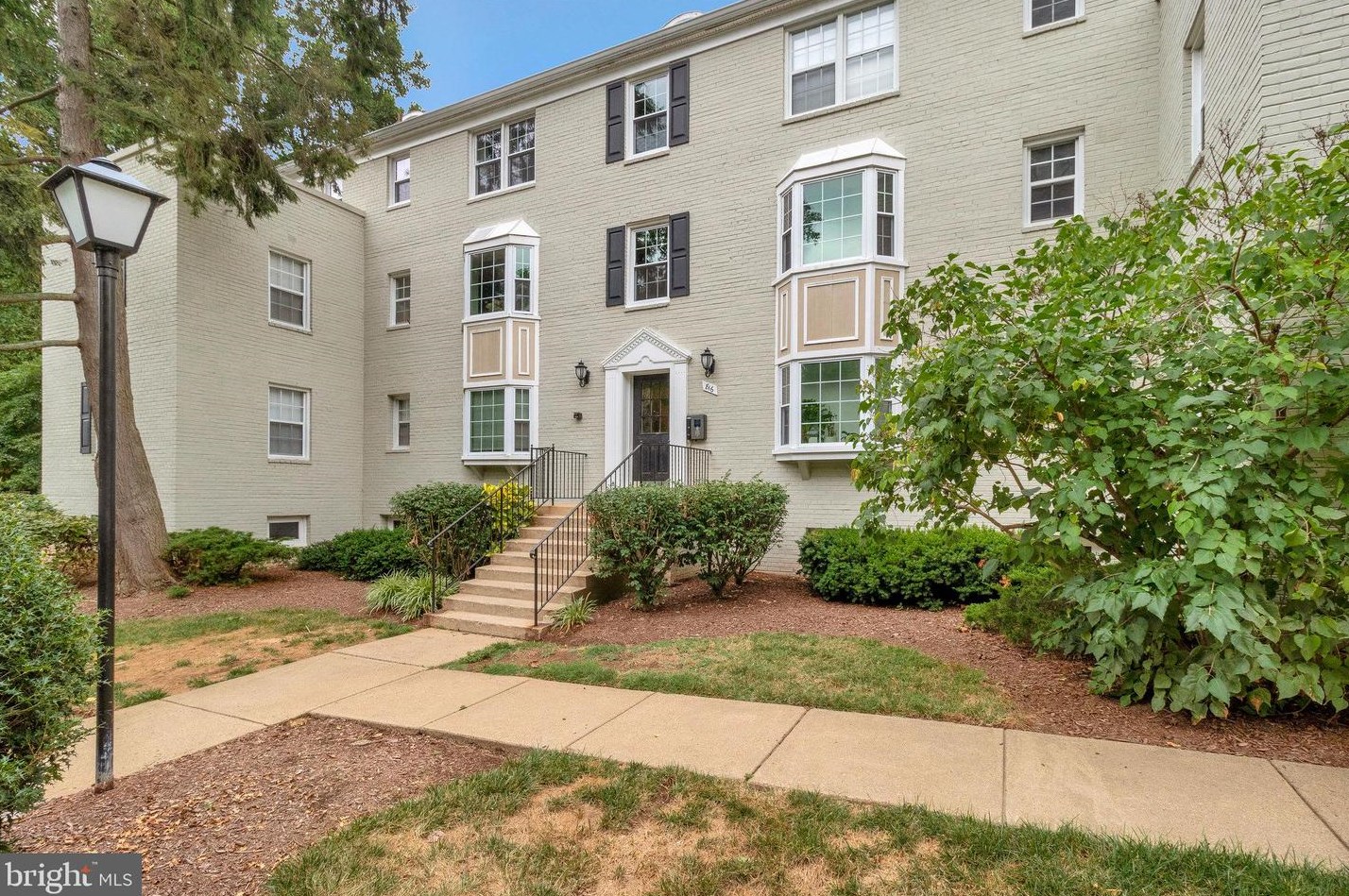 816 Arlington Mill Dr, Arlington, VA 22204-2927