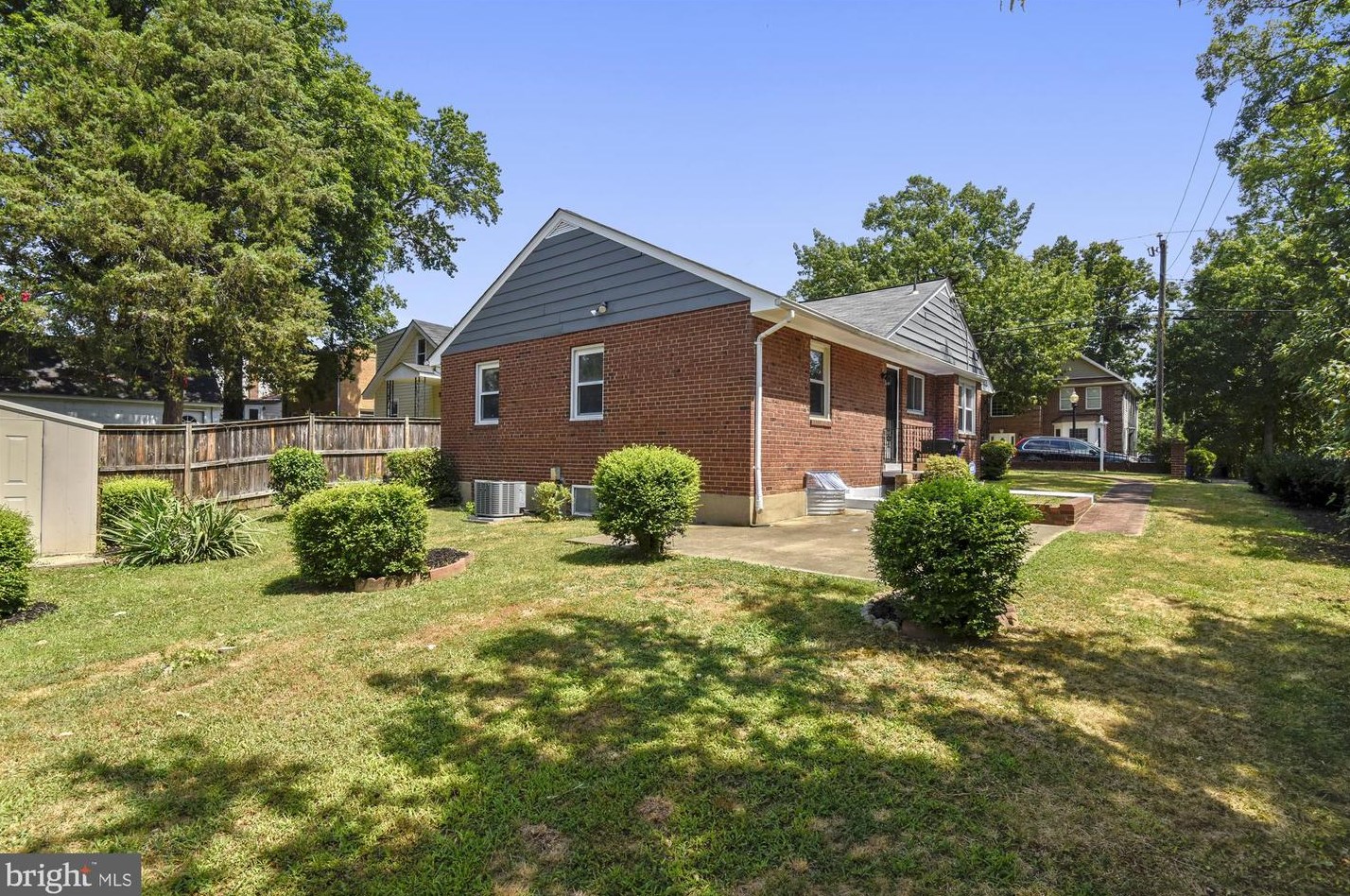 2030 Nelson St, Arlington, VA 22207-3632