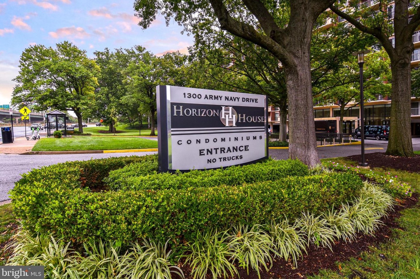 1300 Army Navy Dr #1016, Arlington, VA 22202