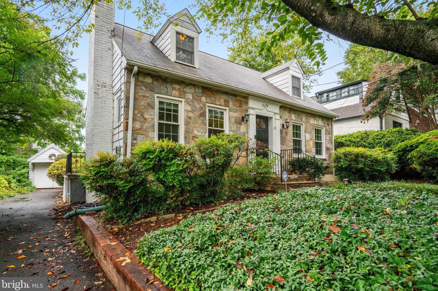 1628 Abingdon St, Arlington, VA 22207-2142